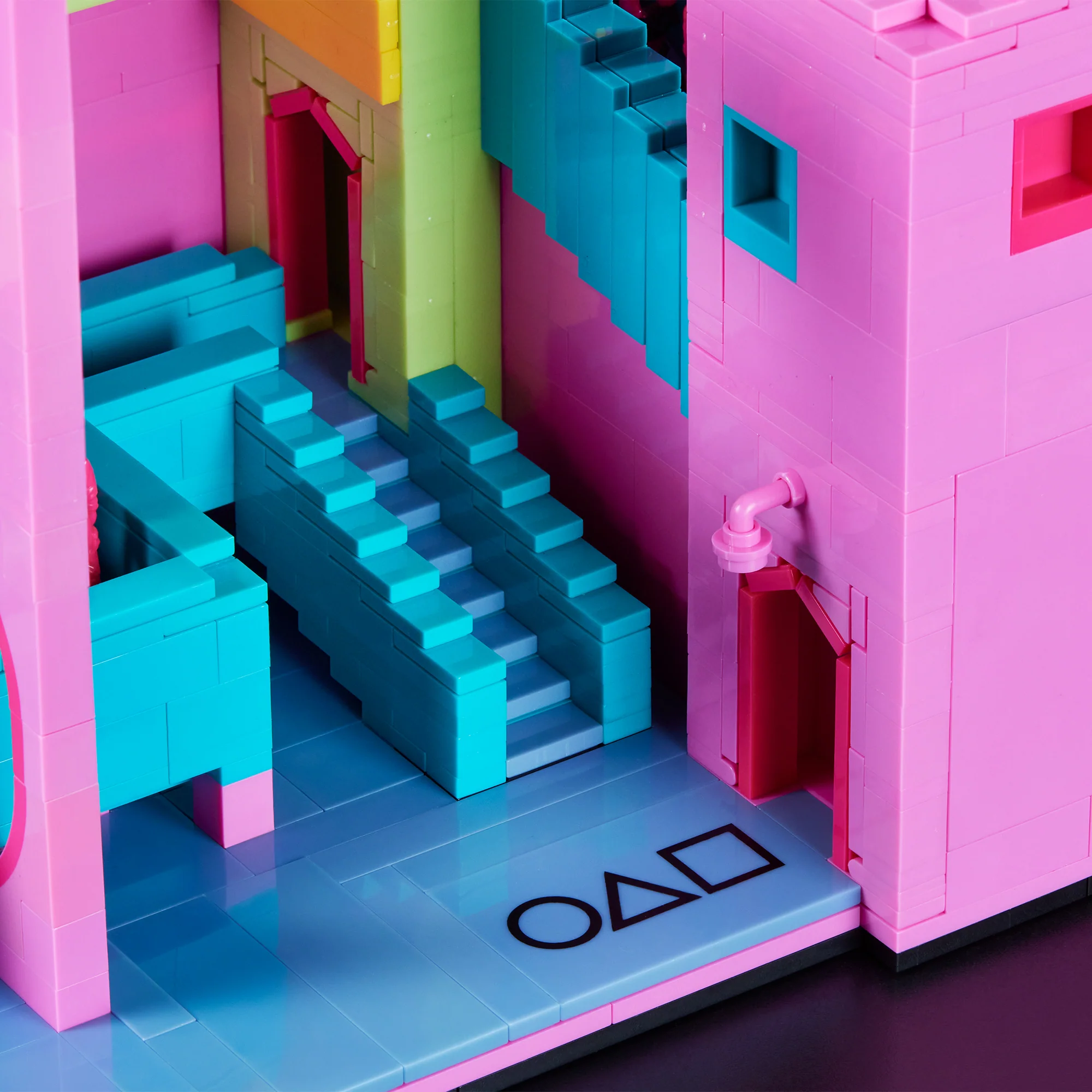 MEGA Squid Game Staircase Collector Building Set - Image 6