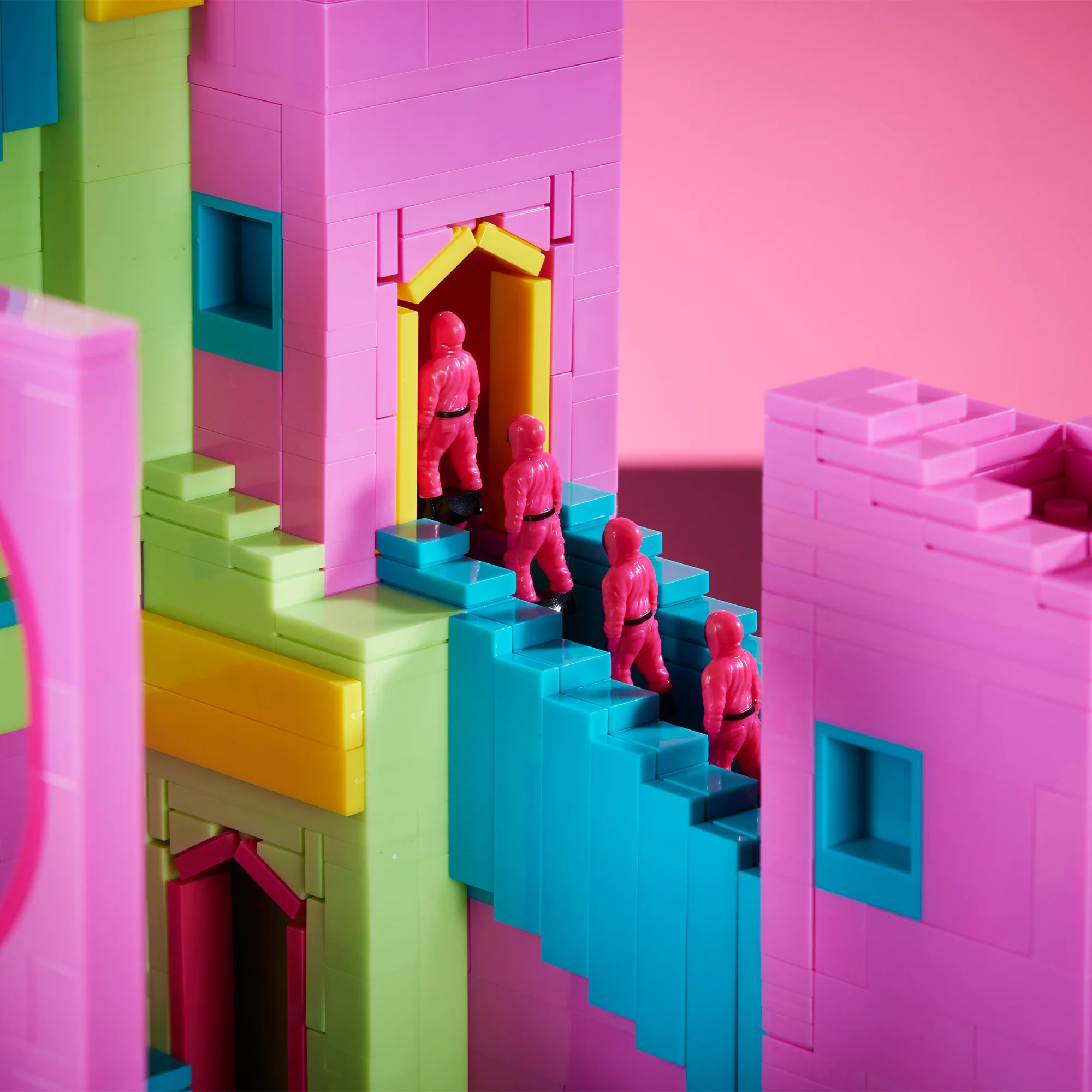 MEGA Squid Game Staircase Collector Building Set - Image 7
